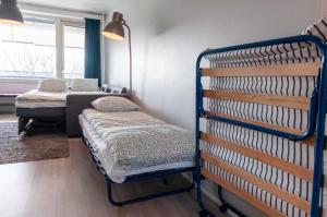 Pokój z 2 łóżkami piętrowymi i ławką w obiekcie Kaksio lähellä Turun jokirantaa w mieście Turku