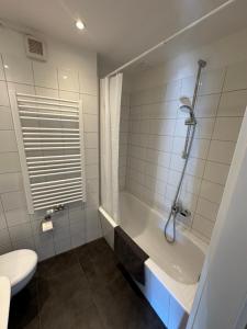 ein Badezimmer mit Badewanne, Toilette und Waschbecken in der Unterkunft SunshineLiving Maschsee in Hannover + 44 Fotos