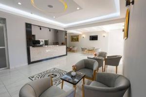 sala de estar con sofás y sillas y cocina en LESLION HOTEL TURUNC en Marmaris