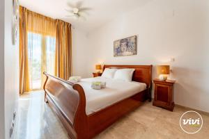 ein Schlafzimmer mit großem Bett und Fenster in der Unterkunft ViVi Homes - Casa Duque Pool, Terrace & Golf in Alhaurín de la Torre