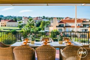 ein Tisch auf einem Balkon mit Blick auf die Stadt in der Unterkunft ViVi Homes - Casa Duque Pool, Terrace & Golf in Alhaurín de la Torre