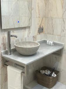 baño con lavabo en la encimera en APARTAMENTO TURÍSTICO SAN NICOLAS, en Avilés
