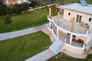 an aerial view of a house with a yard at Villa Eva στην περιοχή Ερέτρια in Eretria