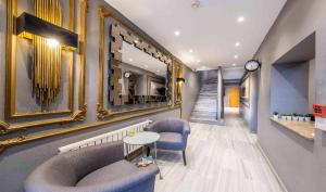 a hallway with a mirror and a table and chairs at King Suites Beşiktaş in Istanbul