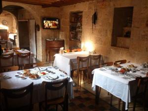 un comedor con 2 mesas con manteles blancos en Hıdıroğlu Konağı Butik Otel, en Gaziantep