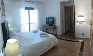 Postel nebo postele na pokoji v ubytování Lovely apartment with pool & sea views - Marina Del Castillo 2129