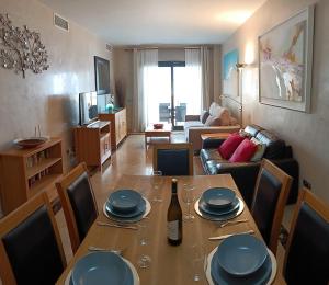 Posezení v ubytování Lovely apartment with pool & sea views - Marina Del Castillo 2129