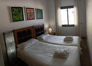 Postel nebo postele na pokoji v ubytování Lovely apartment with pool & sea views - Marina Del Castillo 2129
