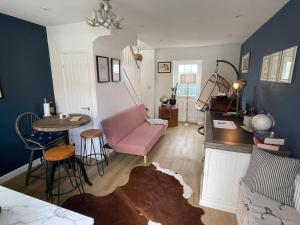 Nunthorpe的住宿－Roseberry Loft，客厅配有粉红色的沙发和桌子