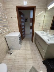 Ένα μπάνιο στο Klimatyzowany apartament przy plaży - 2 sypialnie, basen, garaż, Villa 4 Pory Roku +35 φωτογραφίες