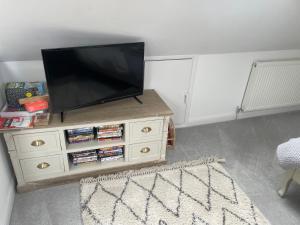 una sala de estar con TV de pantalla plana en una cómoda en Roseberry Loft en Nunthorpe