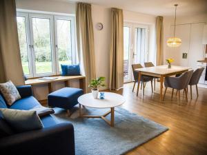uma sala de estar com um sofá e uma mesa em Large Haussee Modern retreat em Amtshof