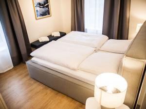um quarto com uma cama grande e lençóis brancos em Large Haussee Modern retreat em Amtshof