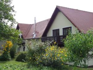 une maison blanche avec un toit marron dans l'établissement Sachon Modern Retreat, à Dürrwicknitz