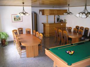 um quarto com duas mesas e uma mesa de bilhar em Sachon Modern Retreat em Dürrwicknitz