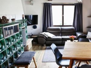 un soggiorno con divano e tavolo di Drebach Modern retreat a Drebach