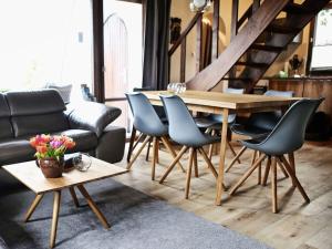 ein Wohnzimmer mit einem Holztisch und Stühlen in der Unterkunft Drebach Modern retreat in Drebach