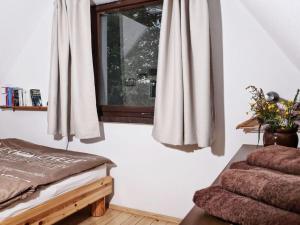 een slaapkamer met een bed en een raam bij Drebach Modern retreat in Drebach