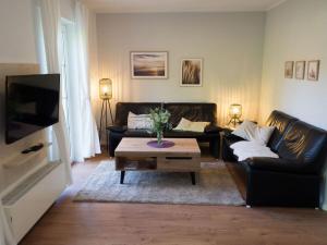 sala de estar con sofá y mesa de centro en Pure nature, modern retreat, en Lenz