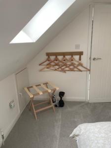 1 dormitorio con cama, mesa y techo en Roseberry Loft, en Nunthorpe