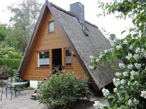 ein kleines Holzhaus mit einem Strohdach in der Unterkunft Holiday home Bellin in Bellin