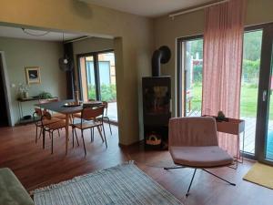 - un salon avec une table à manger et des chaises dans l'établissement Holiday apartment in Joachimsthal, à Joachimsthal