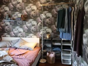 - une chambre avec un lit et un mur recouvert d'animaux farcis dans l'établissement Holiday apartment in Joachimsthal, à Joachimsthal