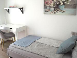 een bed in een kamer met een bureau en een bed sidx sidx sidx bij Sea domicile Goitzsche in Pouch