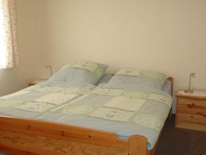 een bed met blauwe lakens en kussens in een slaapkamer bij Starfish Modern Retreat in Otterndorf