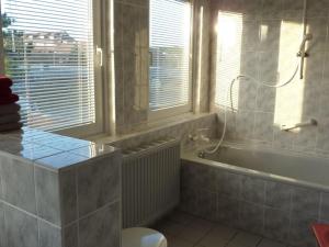 Maiken Feikes, "Am Friedrichshain" في فينينغستيدت: حمام مع دش وحوض استحمام ومغسلة