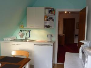 Maiken Feikes, "Am Friedrichshain" في فينينغستيدت: مطبخ مع حوض وطاولة عمل +11 صورة