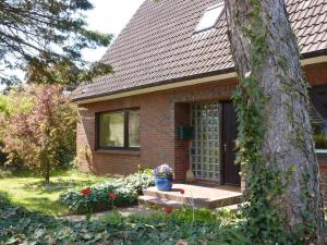 Maiken Feikes, "Am Friedrichshain" في فينينغستيدت: منزل من الطوب صغير مع شرفة وباب