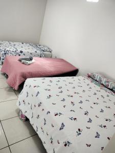1 dormitorio con cama con edredón en Ikigai Brasil Houses en Foz do Iguaçu