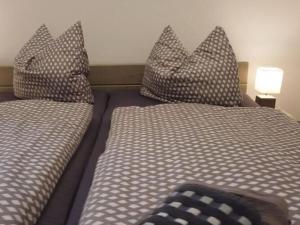 - 2 lits avec des oreillers dans une chambre dans l'établissement Nice apartment in Klein Upahl, à Klein Upahl