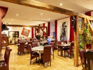 un restaurant avec des personnes assises dans une salle dans l'établissement Nice apartment in Klein Upahl, à Klein Upahl