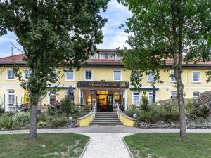 un grand bâtiment jaune avec des escaliers en face de celui-ci dans l'établissement Nice apartment in Klein Upahl, à Klein Upahl