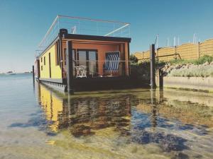 Naturlandskabet i nærheden af båden