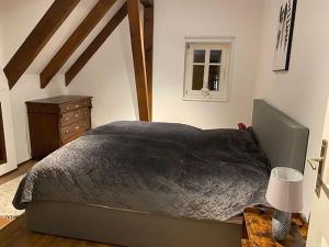 ein Schlafzimmer mit einem Bett und einem Tisch mit einer Lampe in der Unterkunft Holiday home in St Martin in Sankt Martin