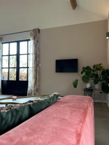 1 dormitorio con 1 cama con manta rosa en Sterrenbos, en Beers