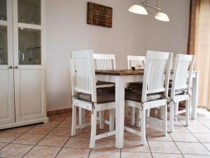 una mesa de comedor blanca con sillas blancas alrededor en Achtern Diek Modern retreat, en Brasilien