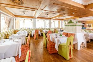 Reštaurácia alebo iné gastronomické zariadenie v ubytovaní Übergossene Alm Resort