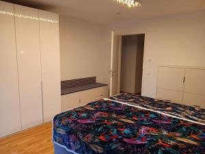um quarto com uma cama com um cobertor colorido em City center Modern retreat em Rostock