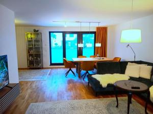 uma sala de estar com um sofá e uma mesa em City center Modern retreat em Rostock
