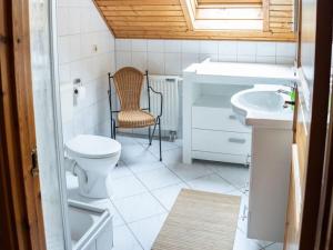une petite salle de bain avec toilettes et lavabo dans l'établissement Holiday home in Hasselfelde, à Hasselfelde 15 autres photos