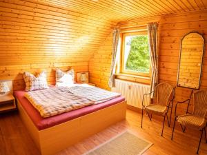 une chambre avec un lit dans une cabane en rondins dans l'établissement Holiday home in Hasselfelde, à Hasselfelde