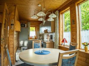 une cuisine avec une table et des chaises dans une cabine dans l'établissement Holiday home in Hasselfelde, à Hasselfelde