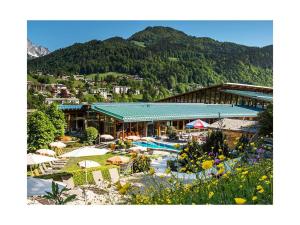 un complejo con piscina y un edificio en Apartment Untersberg en Berchtesgaden