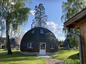 una casa en la cúpula con una puerta en un patio en Tamika ball house at Lake Tollense, en Wustrow