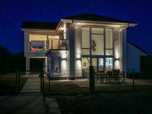 una casa con luces en la parte delantera de la noche en "Crystal" Modern retreat, en Dwarsdorf