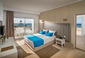Vincci Helya Beach في المنستير: غرفة نوم مع سرير وإطلالة على المحيط